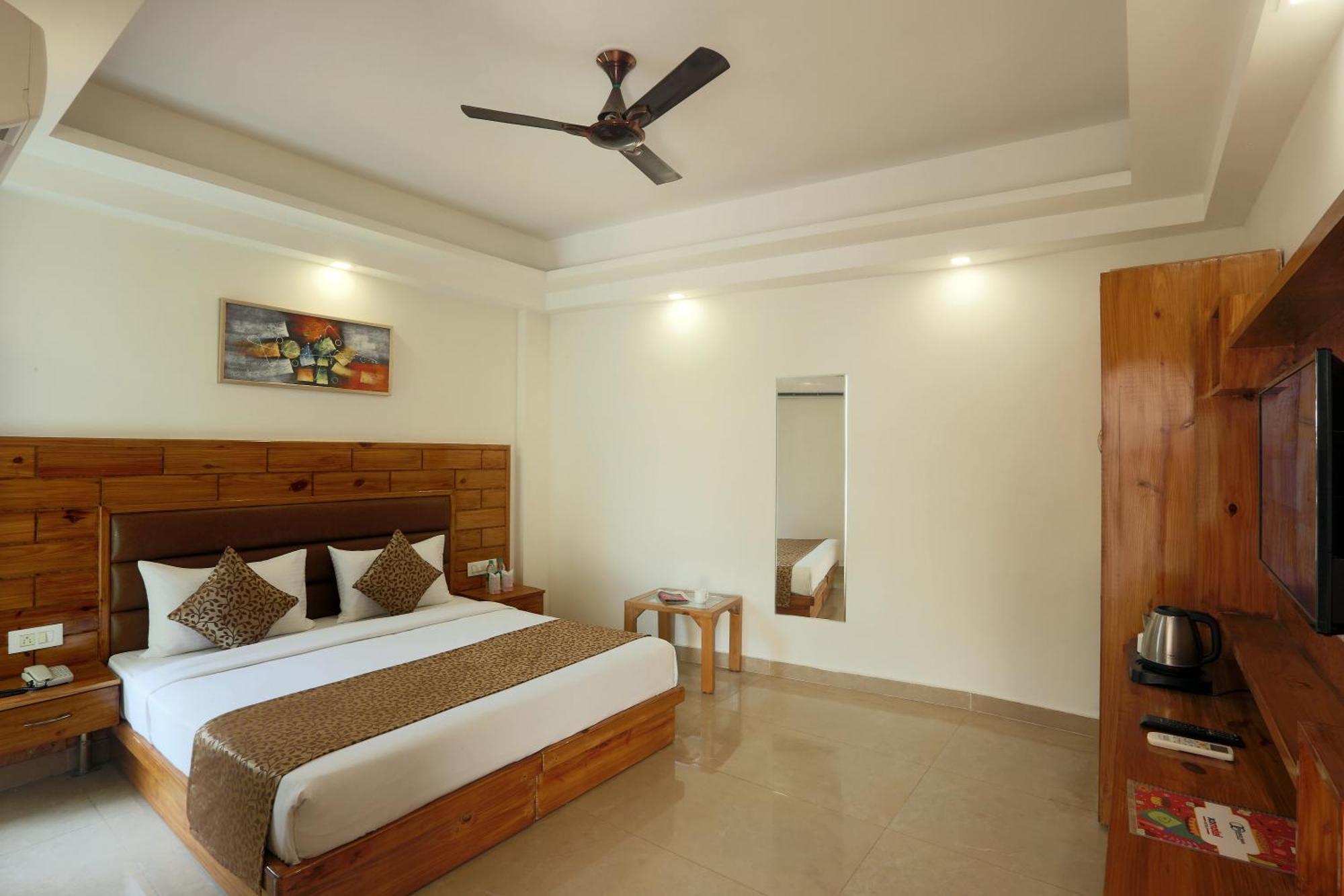 Hotel Luxury Near Igi Airport With Free Airport Transsfer 4*